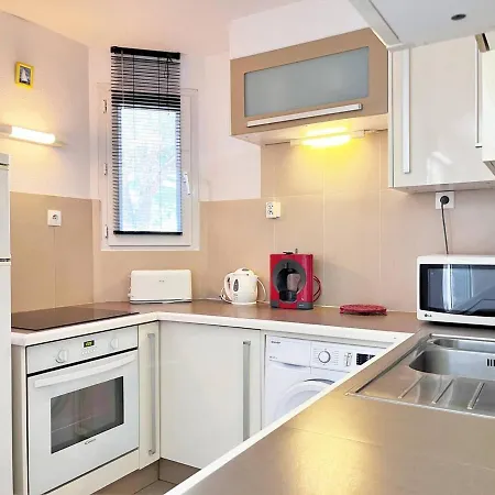 Apartment Le Lavandou, 3 Pieces, 6 Personnes - Fr-1-251-474 Le Lavandou